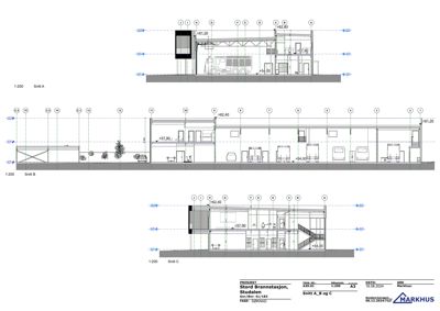 Snittegning (Snitt A, B og C) av Stord Brannstasjon som viser bygningens tverrsnitt, høyder og innredning.