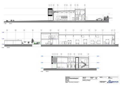 Snittegning (Snitt A, B og C) av Stord Brannstasjon som viser bygningens tverrsnitt og innvendige rom.
