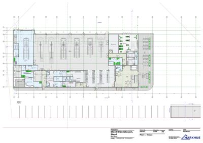 Etasjeplan (Plan 1) for Stord Brannstasjon som viser romfordeling, dører og innredning.