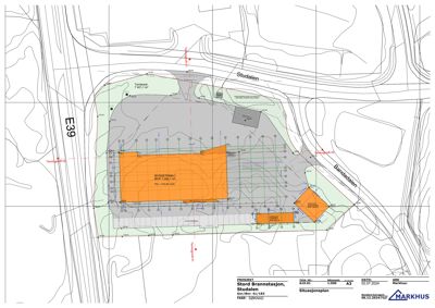 Situasjonsplan som viser bygningens plassering på tomten i forhold til veier og terrenghøyder.