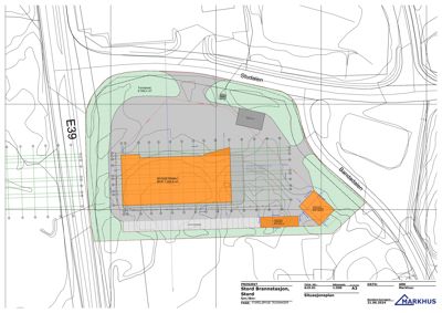 Situasjonsplan som viser bygningens plassering på tomten i forhold til veier og omgivelser.