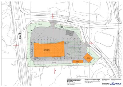 Situasjonsplan som viser bygningens plassering på tomten i forhold til veier (E39, Studalen, Bærdalsåsen) og topografi.