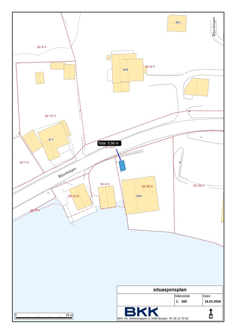 Situasjonsplan som viser tomtens beliggenhet i forhold til nabolag, veier (Ålfjordvegen) og vann. Planen inneholder også eiendomsnummer, mål og en stempel.