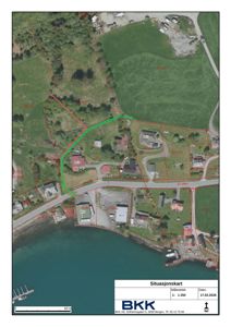 Situasjonskart som viser eiendomsgranser (røde linjer), eiendomsnummer, eksisterende bygninger, veier og topografi for et område ved kysten.