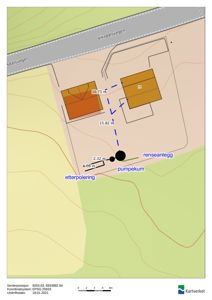 Situasjonsplan som viser to bygninger, et renseanlegg, et pumpekum og et etterpoleringsanlegg på en tomt med angitte mål og veiforhold.