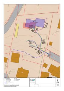 Situasjonsplan som viser tomt, bygninger, vannledninger og kranplasseringer