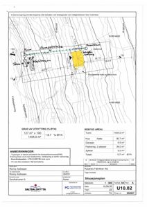 Situasjonsplan som viser tomtens form, grenser, høydemål (kontur), eksisterende bygninger og planlagt bebyggelse med angitte mål.