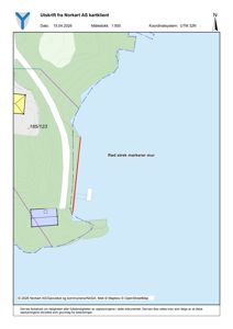 Situasjonsplan eller kart fra Norkart AS som viser etasjeforhold, terrengkonturer, eiendomsgrenser og en markert mur.