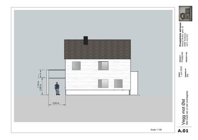 Fasadetegning som viser bygningens utseende sett fra øst, inkludert mål på takhøyde og inngangsdør.