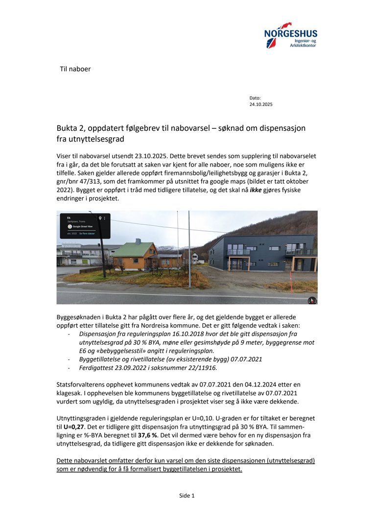 Fotografi av et eksisterende bygg (firmanmsbolig/leilighetsbygg) i Bukta 2, tatt i oktober 2022, inkludert et kartmerke i øvre venstre hjørne.