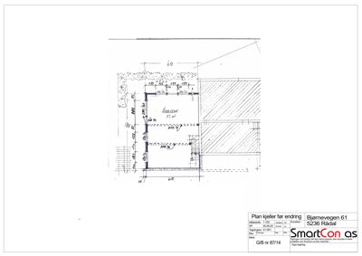 Plantegning av en kjelleretasje med romfordeling, dimensjoner og utvendige forhold.