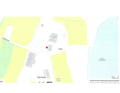Kart over et område med bygninger, veier og vann (Østre Tangen), sannsynligvis en situasjonsplan eller et kart fra et geodata-system.