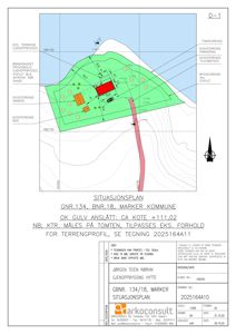 Situasjonsplan som viser tomtens form, høydemålinger, eksisterende bebyggelse (hus, garasje, terrasse) og planlagt nybygging (hytte).