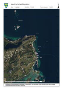 Satellittkart over en kystby med et markert punkt (pin) som indikerer byggeplassen eller prosjektet.