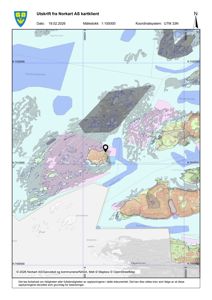 Et utskrift fra Norkart AS kartklient som viser et geografisk område med topografi, vann og en markert punkt (pin) på en tomt.