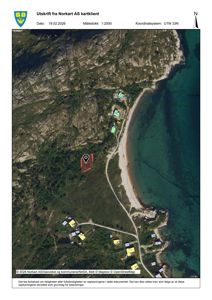 Satellittkart over et kystområde med en markert tomt (rødt) og nabolag (gult/green).