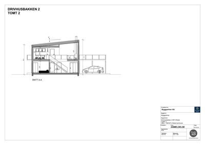 Snittegning (SNITT A-A) av en toetasjes bolig med kjeller, som viser romfordeling, trapp og takhøyder.