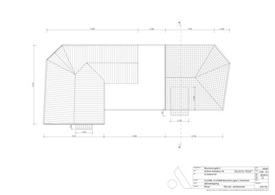 Etasjeplan eller takplan med romfordeling og mål for en bygning.