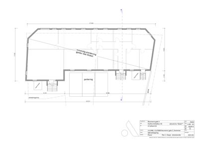 Etasjeplan som viser romfordeling, parkeringsplass og inngangspunkter.