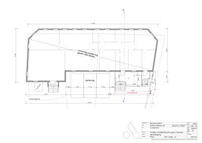 Etasjeplan med romfordeling, parkeringsområde og dimensjoner.