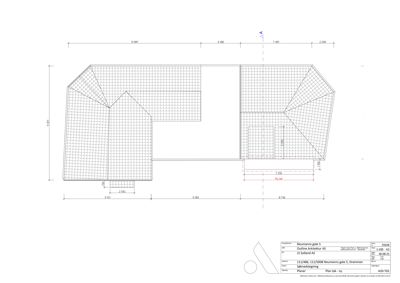Etasjeplan eller takplan med romfordeling og mål for en bygning.