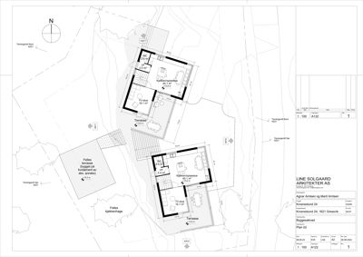 Etasjeplan (Plan 02) som viser romfordeling, arealer og plassering av to hus på tomten.
