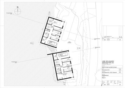Etasjeplan (Plan 01) som viser romfordeling, arealer og plassering av to hus på eiendommen.
