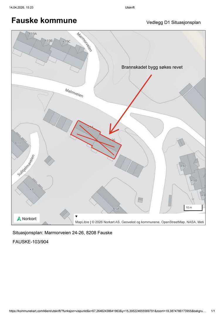 Situasjonsplan som viser tomtens beliggenhet i forhold til nabolaget, veier og eksisterende bygninger. Planen markerer også en brannskadet bygning som skal rives.