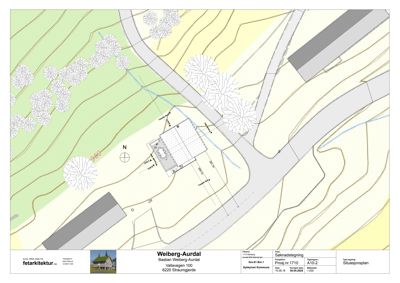 Situasjonsplan som viser bygningens plassering i forhold til vei, terreng (konturlinjer) og nabobebyggelse.