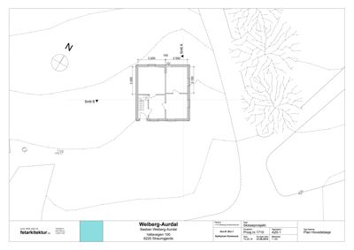 Situasjonsplan som viser bygningens plassering på tomten i forhold til omgivelsene, med angitte mål og snittlinjer.