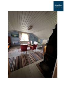 Fotografi av et innvendig rom i en bygning, sannsynligvis et soverom eller stue i et skråtak.