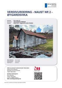 Fotografi av et gammelt trebygning (naust) med rustfarget tak, tatt fra et lavt vinkel.