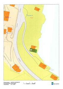 Situasjonsplan som viser tomtens beliggenhet i forhold til nabolag, veier (Strandvegen) og kystlinje. Kartet inneholder også koordinatsystem og utskriftsdato.