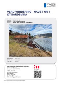 Fotografi av et trehus (naust) ved kysten i Øygardsvika, tatt som del av en takbedømmelse.