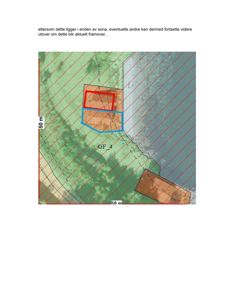Situasjonsplan som viser tomtens beliggenhet i forhold til kystlinjen, med overlagte farger (rød og blå) som sannsynligvis markerer soner eller grenser for bygninger.