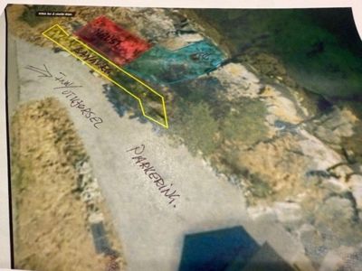 Situasjonsplan med flyfoto som grunnlag, der tomtene er markert med farger (rød, gul, blå) og håndskrevne notater om 'NABE', 'BANER', 'FUNK/UTKJØRSEL' og 'PARKERING'.