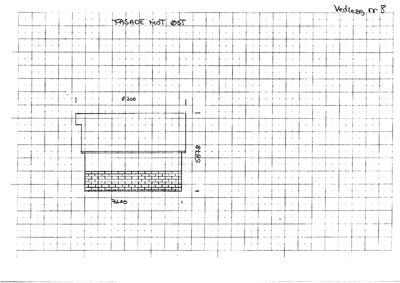 Fasadetegning (opprikk) av en bygning sett fra øst, med angitte mål og materialer (t.d. teglstein i grunnmur).