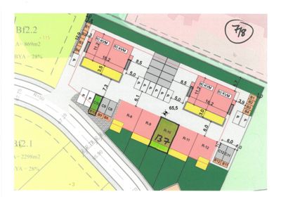 Situasjonsplan som viser tomtens form, grenser, plassering av bygninger (R-1 til R-12), parkeringsplasser (P), og tilstøtende veier.