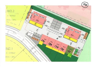 Situasjonsplan som viser tomtens form, grenser, plassering av bygninger (R-nummer), parkeringsplasser (P) og veier.