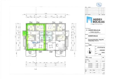 Etasjeplan (1. etasje) for en flerboligbygning med romfordeling, dører, vinduer og mål.