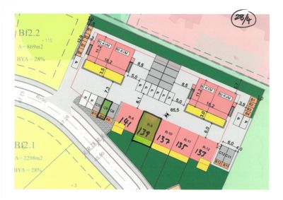 Situasjonsplan som viser tomtens grenser, bygningers plassering, parkeringsplasser og arealdata.