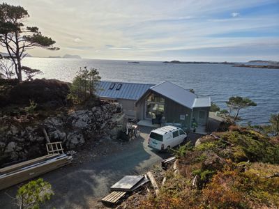 Fotografi av en ferdig eller nesten ferdig bygning ved kysten, sett fra et høyere vinkel.