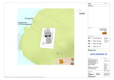 Situasjonsplan som viser tomtegrenser, byggegrenser, topografi og plassering av en ny hytte i forhold til nabolaget.