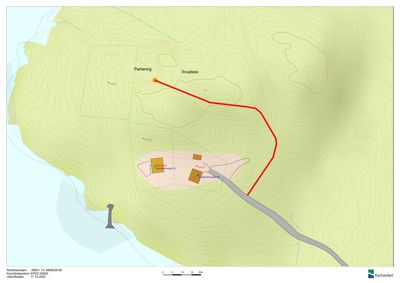 Situasjonsplan som viser tomtens topografi (konturlinjer), plassering av bygninger, en rød linje som antakeligvis er en vei eller grense, og et punkt merket 'Parkering'.