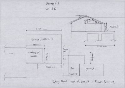 En håndtegnet plan som viser romfordeling, dimensjoner og plassering av hus, garasje og terrasse.