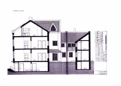 Snittegning som viser bygningens tverrsnitt, romfordeling og konstruksjon.