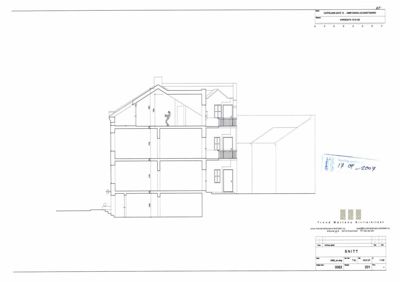Snittegning som viser tverrsnittet av en bygning med flere etasjer.