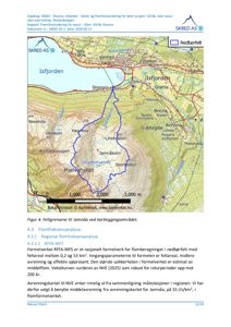 Et kart som viser et geografisk område med fjell, vann og vegnett, inkludert en blå markert linje som representerer en elv eller bekke.