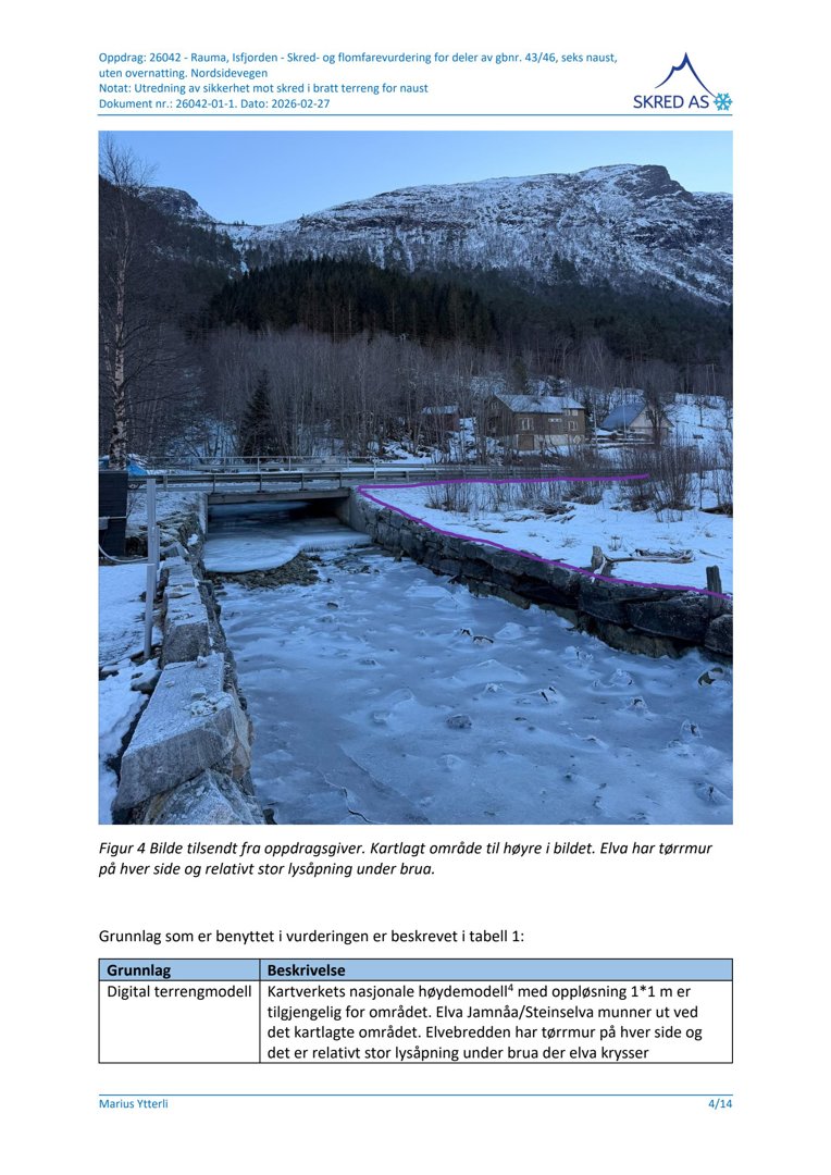 Fotografi av et kartlagt område med en bro, elv og tørrmur i et snødekt landskap.