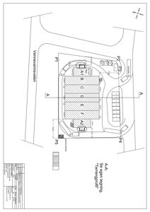 Situasjonsplan som viser bygningens plassering i forhold til Vennevansveien, innkjøringsvei, parkeringsplasser (P1-P5) og en terrengprofil.